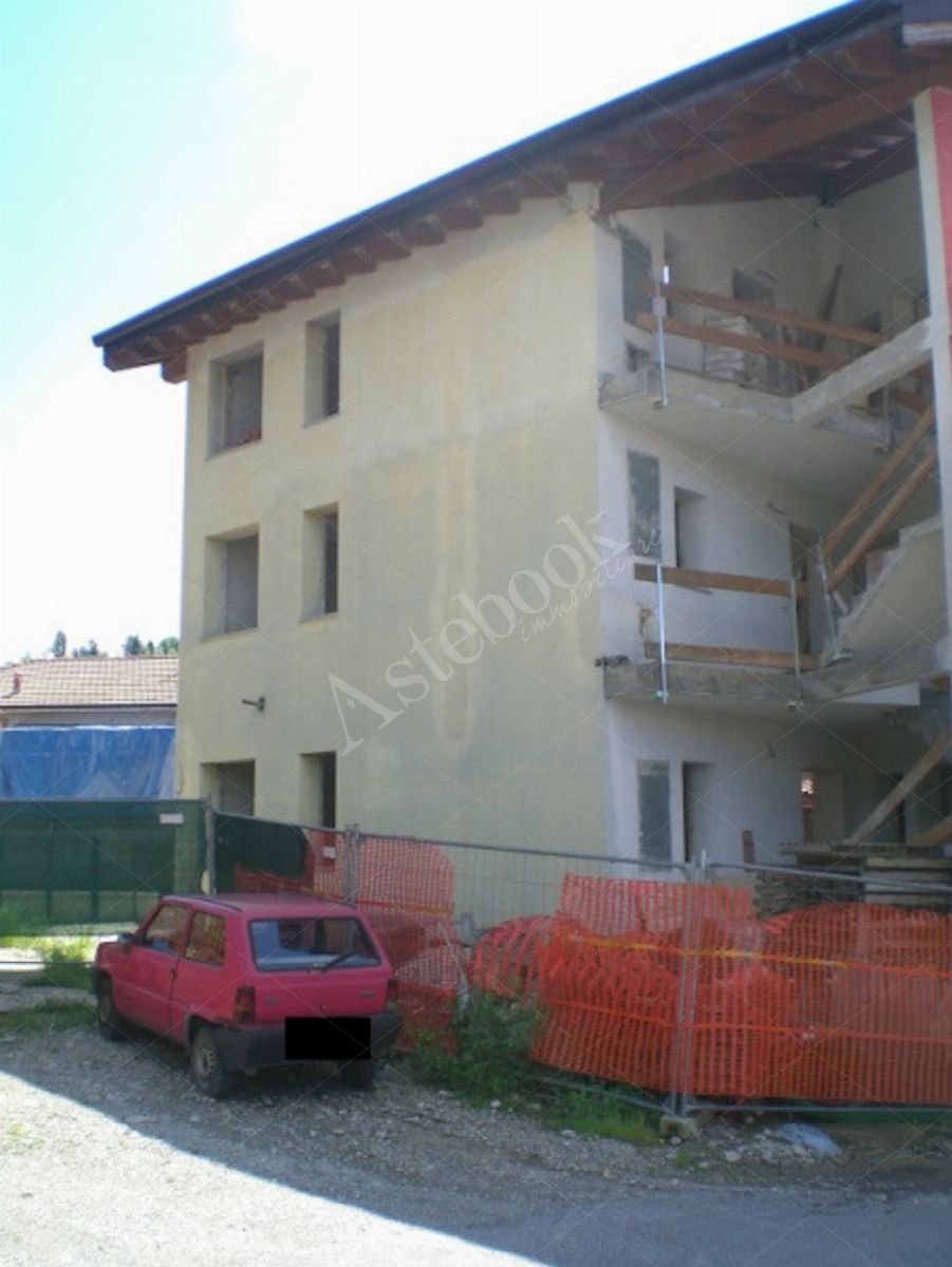 P.P. MISSAGLIA (LC) Via P.Giovanni XXIII fabbricato non ultimato inagibile,su 3 piani f.terra e un interrato composto da: u.i. di 3 vani,bagno,balcone al pt.; u.i di 3 vani,disimpegno,bagno al pt; u.i. di 2 vani,disimpegno,bagno,terrazzo al p1; u.i. di 2 vani,disimpegno,bagno al p1; u.i. di 2 vani,disimpegno,bagno,balcone al p2; u.i. di 2 vani al p2; spazio di circa mq.175 al p.int. da destinare ad autorimessa,corsello di manovra,locale immondezzaio,locale contatori.