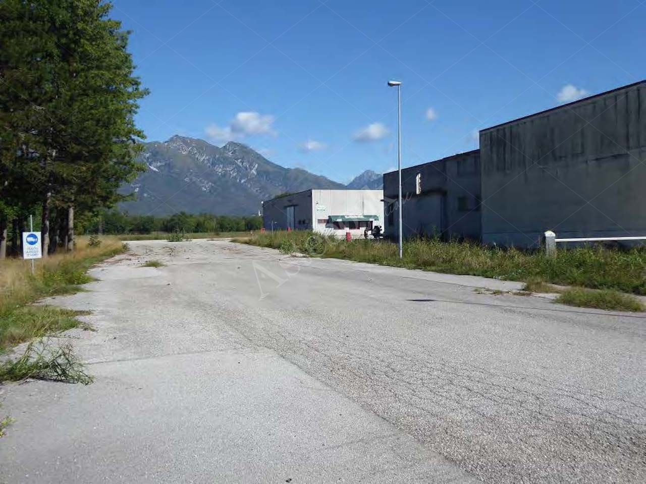 Capannone industriale adibito a smaltimento rifiuti posto su un'area di 38.827 mq in Aviano