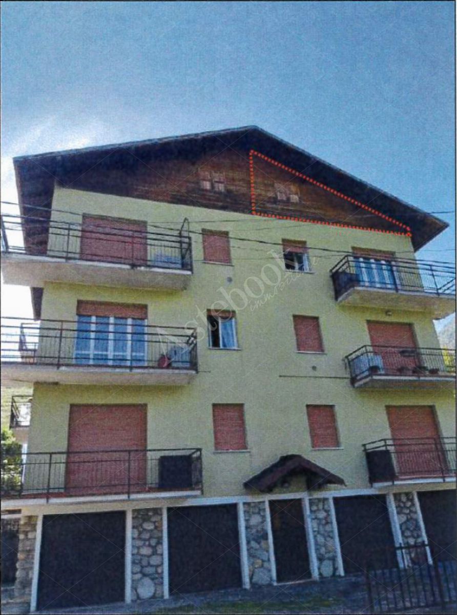 Propriet Piena.CREMENO (LC), fraz.Maggio, Via Campagnola n. 11, nel fabbricato Condominio Miravalle, unit immobiliare attualmente priva dei requisiti di abitabilit come meglio in seguito precisato e composta nello stato di fatto dei luoghi, da ingresso-tinello, camera, bagno e ripostiglio al p.4-sottotetto.