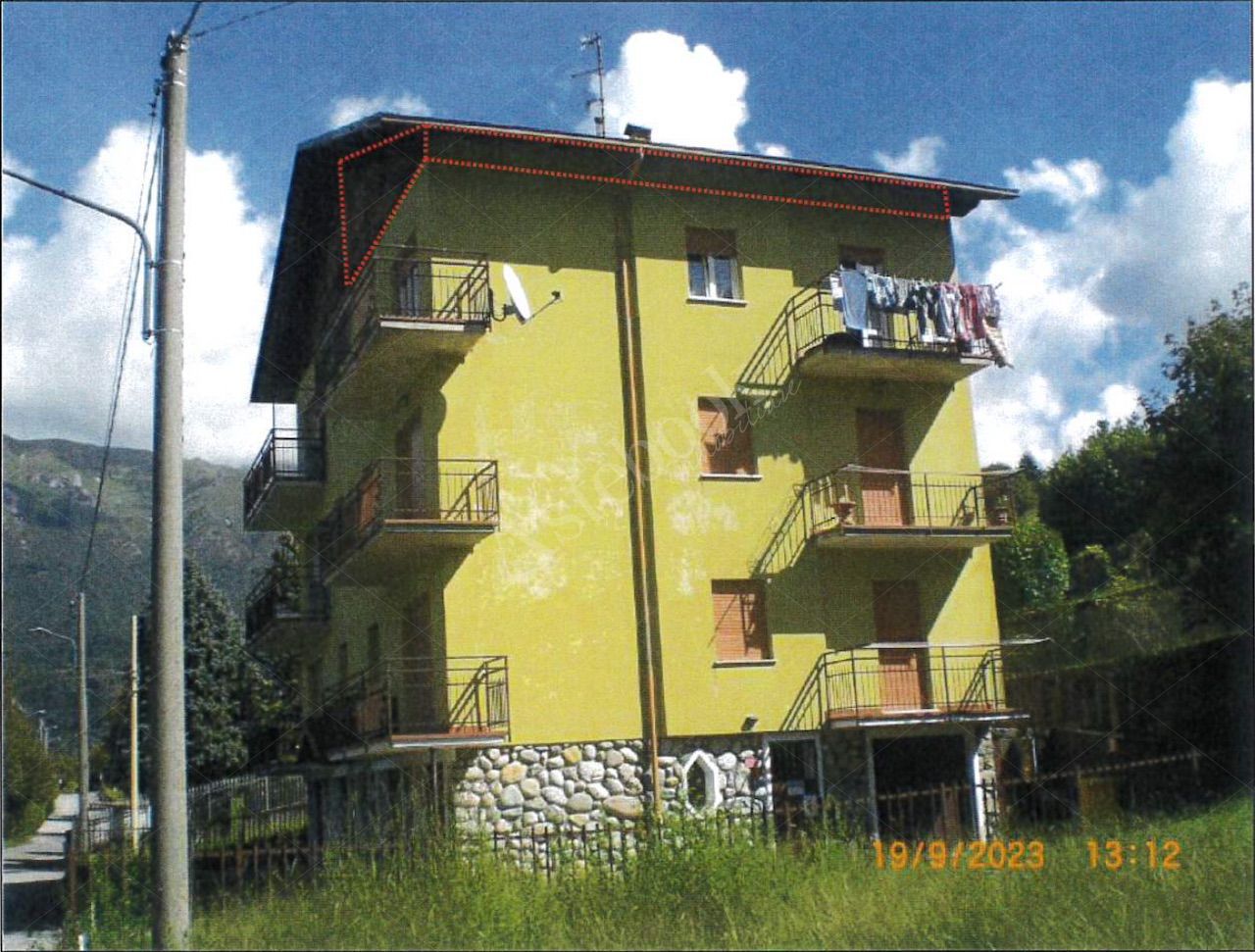 Propriet Piena.CREMENO (LC), fraz.Maggio, Via Campagnola n. 11, nel fabbricato Condominio Miravalle, unit immobiliare attualmente priva dei requisiti di abitabilit come meglio in seguito precisato e composta nello stato di fatto dei luoghi, da ingresso-tinello, camera, bagno e ripostiglio al p.4-sottotetto.