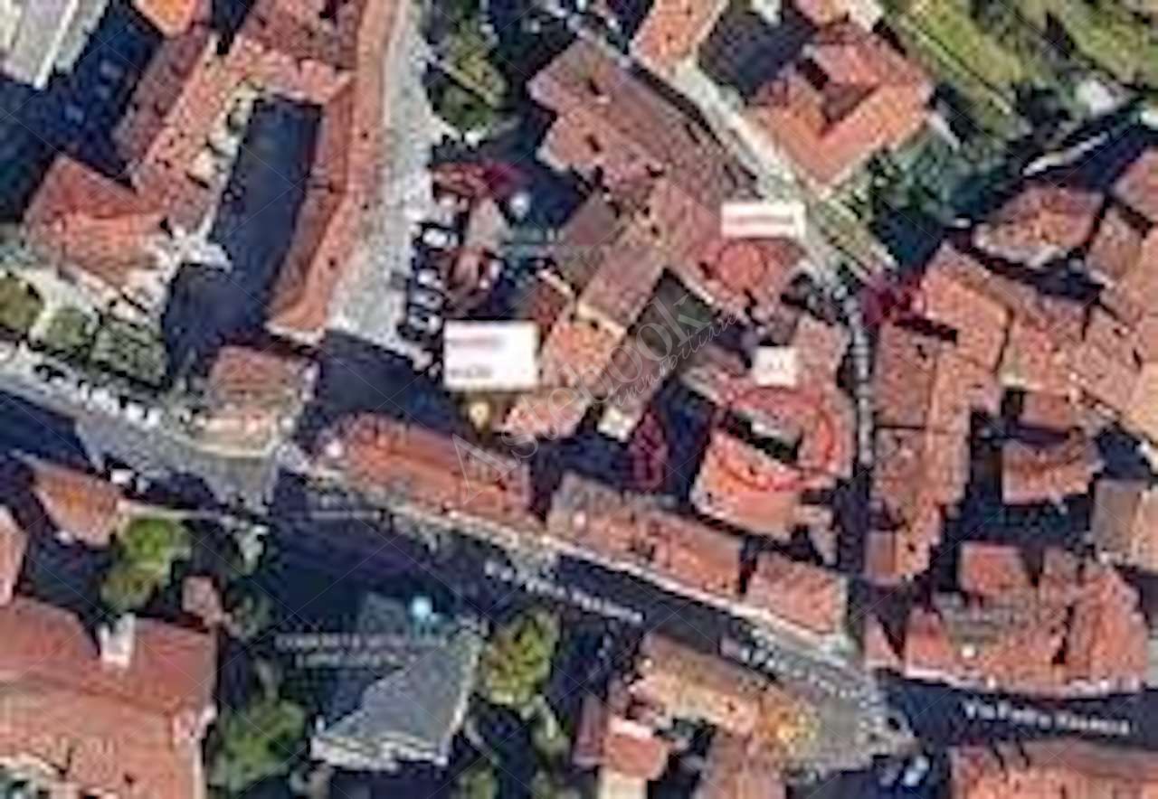 - monolocale della superficie commerciale di mq 66,00 facente parte del Condominio Quattro Archi, sito al piano terreno, costituito da unico locale con servizio igienico, con area di pertinenza adibita ad uso giardino e vano ad uso cantina dellaltezza di mt 3,11 circa.
- posto auto collocato nellarea esterna facente parte del complesso  Quattro Archi, composto da area delimitata a pavimento e su due lati delimitata da ringhiera in ferro