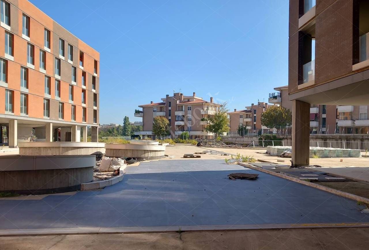 Complesso immobiliare a destinazione alberghiera con casale a destinazione residenziale in Roma