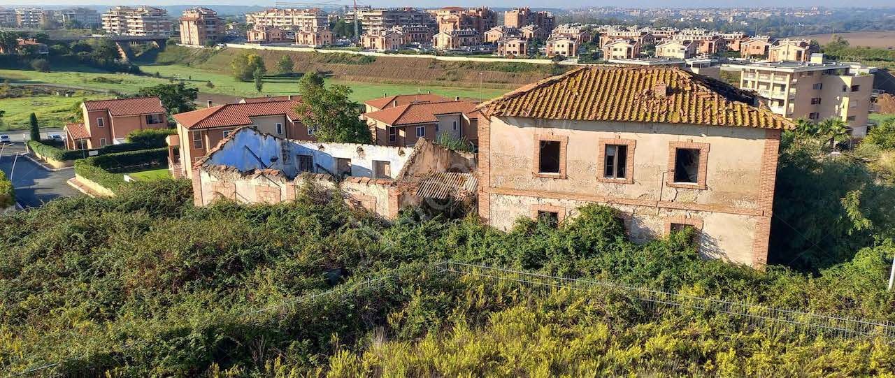 Complesso immobiliare a destinazione alberghiera con casale a destinazione residenziale in Roma