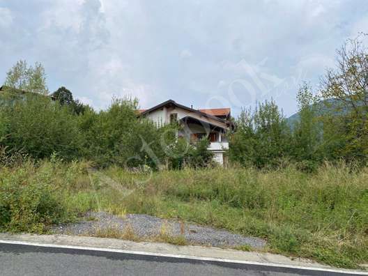 COMPLESSO RESIDENZIALE DI 498 MQ CON TERRENO EDIFICABILE DI 1100 MQ A PARLASCO