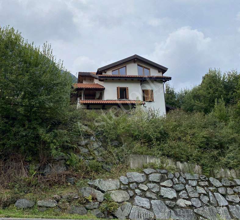 COMPLESSO RESIDENZIALE DI 498 MQ CON TERRENO EDIFICABILE DI 1100 MQ A PARLASCO