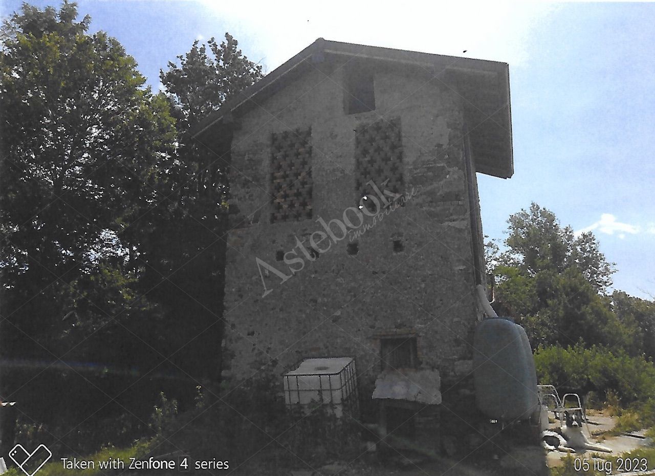 Terreno agricolo di 12342 mq con deposito in Nibionno