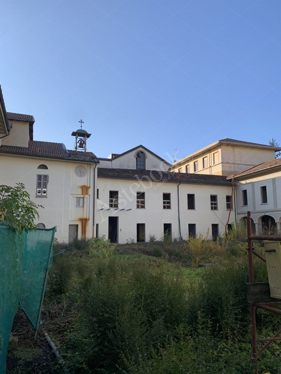 Complesso edilizio - ex convento - della superficie commerciale di 3.300 mq in Gallarate