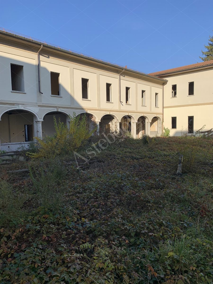 Complesso edilizio - ex convento - della superficie commerciale di 3.300 mq in Gallarate