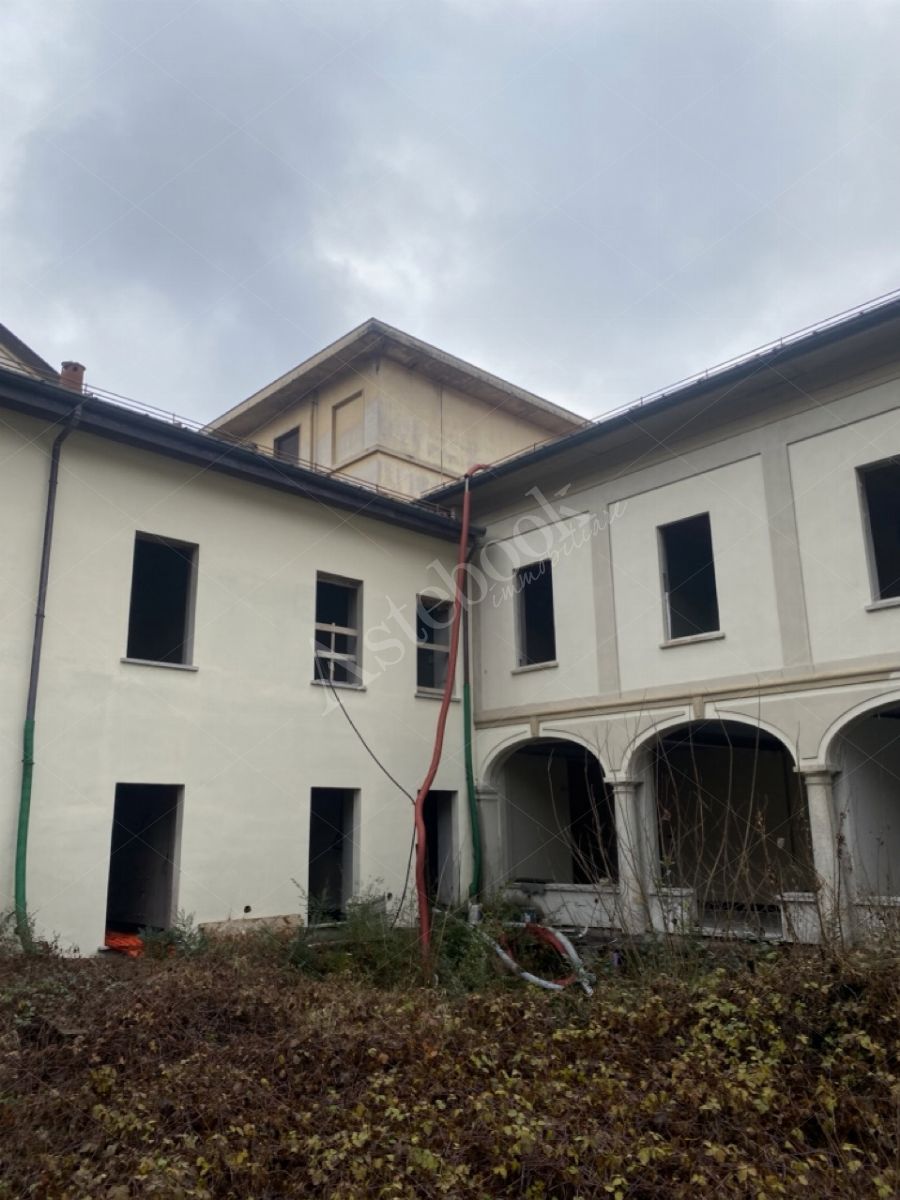 Complesso edilizio - ex convento - della superficie commerciale di 3.300 mq in Gallarate