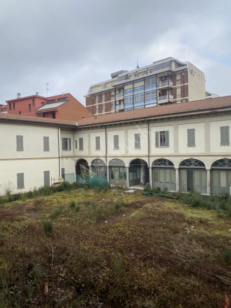 Complesso edilizio - ex convento - della superficie commerciale di 3.300 mq in Gallarate