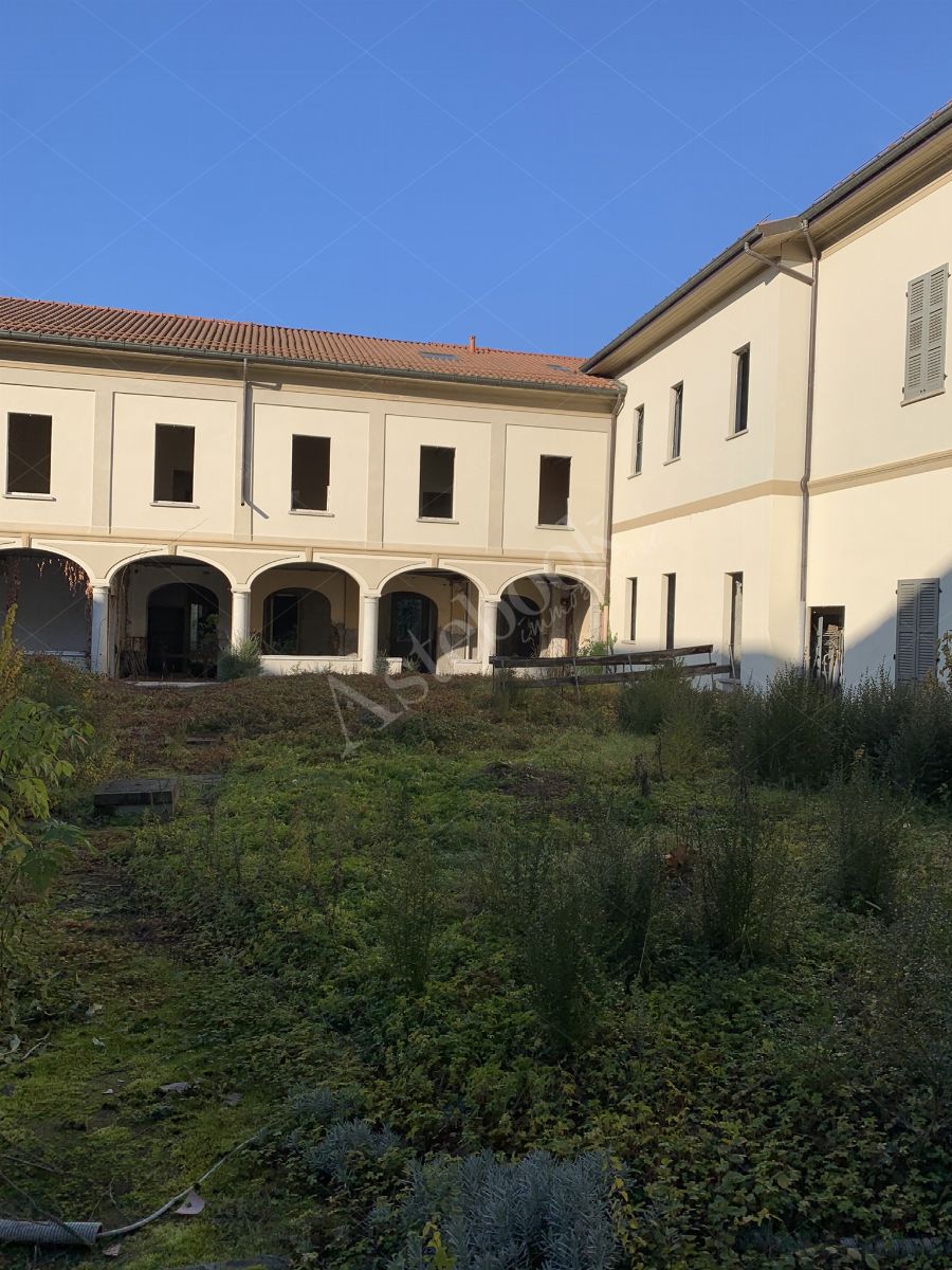 Complesso edilizio - ex convento - della superficie commerciale di 3.300 mq in Gallarate