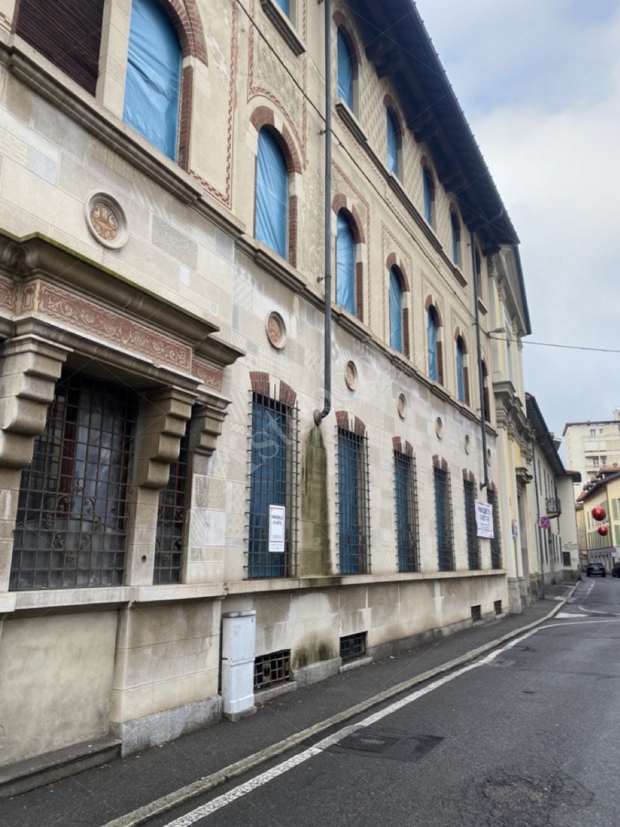 Complesso edilizio - ex convento - della superficie commerciale di 3.300 mq in Gallarate