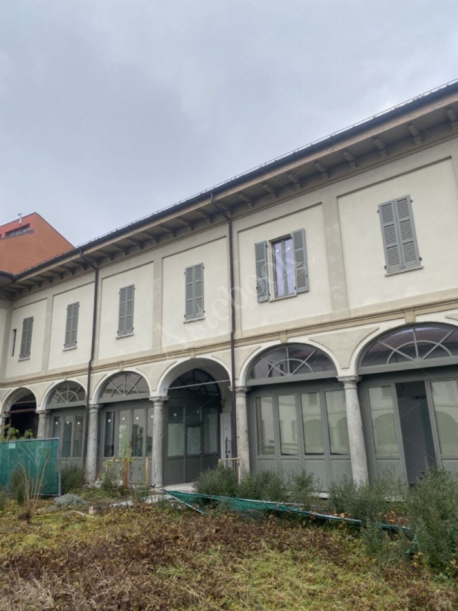 Complesso edilizio - ex convento - della superficie commerciale di 3.300 mq in Gallarate