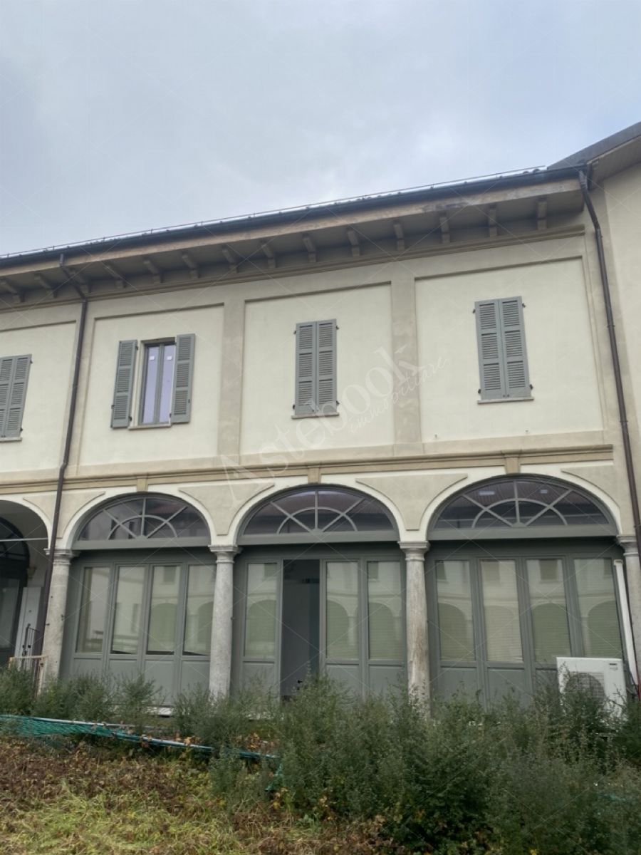 Complesso edilizio - ex convento - della superficie commerciale di 3.300 mq in Gallarate