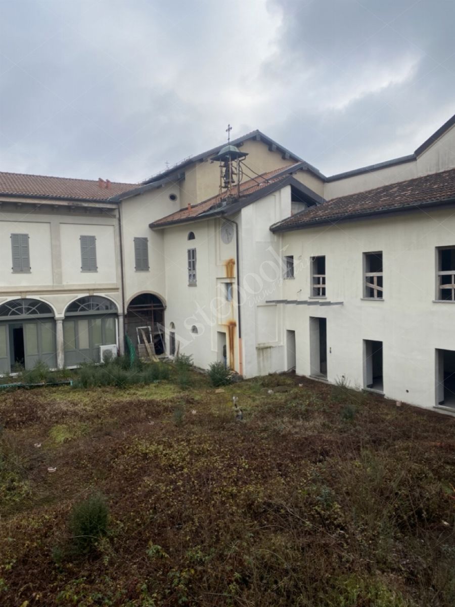 Complesso edilizio - ex convento - della superficie commerciale di 3.300 mq in Gallarate